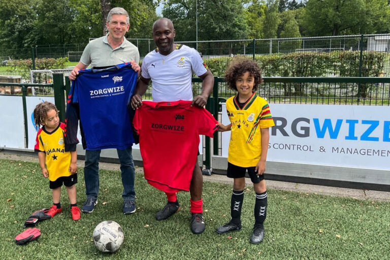 Zorgwize schenkt voetbalshirts aan voetbalacademie Ghana